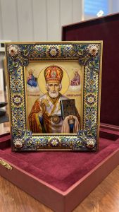 Рукописная икона из финифти Николай Чудотворец с гранатами и окладом горячая эмаль (Размер 16х19 см)